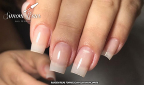 Felicidades é fazer as unhas! Banho de fibra nas unhas com a primeira manutenção, na Simoni Réus Designer de unhas, válido de segunda a sábado