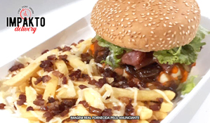 Não passe vontade! Impakto Burger com batatas fritas com bacon no Impakto Delivery, válido de segunda a sábado para tele-entrega*