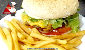 30 anos de tradição! Hambúrguer tradicional com cheddar acompanhado de batatas fritas no Triângulo Lanches para consumo ou retirada no local, válido de quarta a segunda