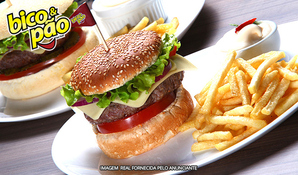 17 anos de tradição! Hambúrguer gourmet de picanha grelhada com batatas fritas e cebolas à milanesa no Bico e Pão, válido todos os dias para consumo ou retirada