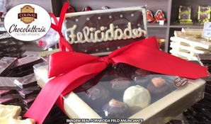 O puro chocolate de Gramado! Caixa de bombons finos + placa presenteável na Chocolatteria Colinas - Chocolate Artesanal, válido de segunda a sábado para retirada no local