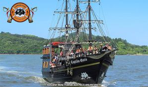 Passeio na Escuna Pirata pelo litoral norte catarinense com duração de 1h30m com saída em Penha/SC