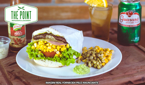 Deliciosamente irresistível! X-salada + refrigerante lata no The Point Restaurante e Lanchonete, válido de segunda a sexta para consumo no local