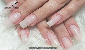 Felicidade é fazer as unhas! Alongamento de unhas em fibra de vidro, cutilagem e esmaltação simples na Simoni Réus Designer de Unhas, válido de segunda a sábado
