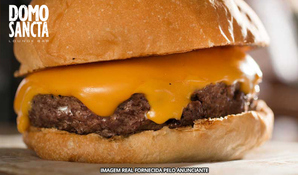 Irresistível! Hambúrguer artesanal com blend especial da casa + batata frita no Domo Sancta Lounge Bar, válido de quarta a sábado para consumo no local