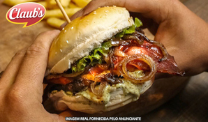 Suculento e saboroso! Burger grelhado na churrasqueira no Claub's Lanches, válido de quarta a segunda para consumo ou retirada no local