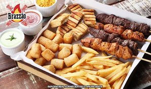 Tábua de espetinhos de carne, frango, pão de alho + 2 acompanhamentos no Brazzão Container Food Park, válido de terça a domingo para consumo no local