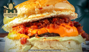 QUALIDADE! Hambúrguer artesanal com blend especial da casa + batata frita no Queens House Pub com estacionamento gratuito, válido de domingo a quinta