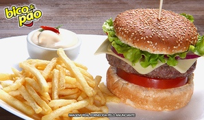17 anos de tradição! Hambúrguer gourmet de picanha grelhada com batatas fritas e cebolas à milanesa no Bico e Pão, válido todos os dias para consumo ou retirada
