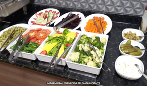 Almoço buffet livre com carnes, pratos quentes, saladas + suco de laranja no Chef Beer Restaurante, válido de segunda a sexta