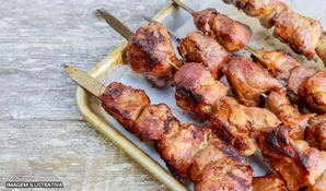 Porção de espetinhos com 5 unidades: alcatra ou frango com bacon + mix (batata frita, onion rings e polenta frita) no Quintal de Casa Home Pub, válido de terça a domingo para consumo, retirada no local ou tele-entrega*