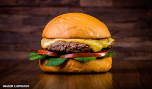 Hambúrguer artesanal + batata rústica e BBQ no Chef Beer, válido de terça a sábado para consumo ou retirada no local ou tele-entrega*