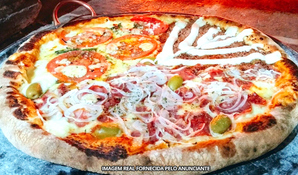 Praia do Rosa - Imbituba: Rodízio de pizzas salgadas e doces com mais de 40 opções na Pizzaria Roda Gigante com forno a lenha, válido de segunda a segunda