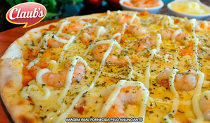 Pizza gigante de camarão (45cm com 16 fatias) com borda de chocolate preto ou branco, no Claub's Lanches, válido de quarta a segunda para retirada no local ou tele-entrega*