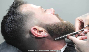 BARÃO DA NAVALHA BARBEARIA PREMIUM: corte de cabelo e barba, incluso a primeira bebida por conta da casa, válido de segunda a sábado