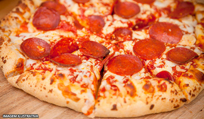 FAMÍLIA ROSSO RESTAURANTE E PIZZARIA: pizza pré-assada grande com 35cm, válido de terça a domingo exclusivamente para retirada no local
