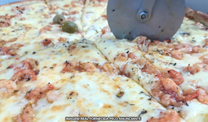 CLAUB'S LANCHES: pizza gigante de camarão (45cm e 16 fatias) com borda de chocolate preto ou branco, válido de quarta a segunda para retirada ou tele-entrega*