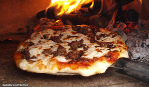 PIZZARIA PIZZADORO: rodízio de pizzas forno à lenha com buffet livre de massas, saladas e sobremesas, em anexo ao Criciúma Shopping com playground