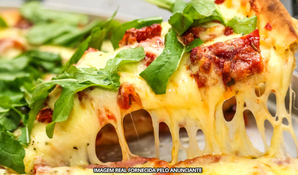 CLAUB'S LANCHES: pizza gigante com 45cm e 16 fatias, válido de quarta a segunda para retirada no local ou tele-entrega*