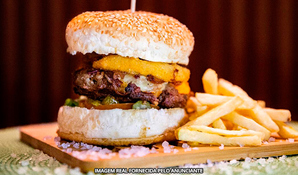 HAMBURGUERIA BEEF NA BRASA: burguer blend com batatas fritas, válido de terça a domingo para retirada no local ou tele-entrega*