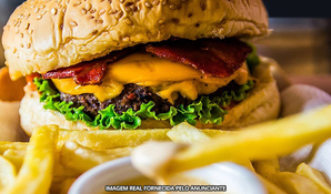 MALAGUETA GASTROBAR: hambúrguer artesanal com batata frita e refrigerante, na Praia do Rosa - SC