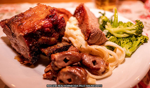 FLORENÇA RESTAURANTE E PIZZARIA: almoço caseiro buffet livre com churrasco, pratos quentes, saladas e sobremesas válido aos domingos