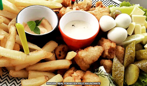 SAL E LIMÃO RESTAURANTE: iscas de peixe com batata frita e 6 unidades de bolinhos de siri para 2 pessoas às margens do rio em Araranguá - SC