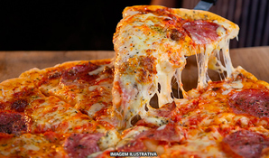 RESTAURANTE E PIZZARIA FAMÍLIA ROSSO: pizza gigante com 45cm e 16 fatias, escolha até 3 sabores
