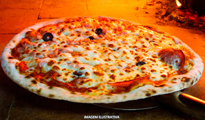 RESTAURANTE E PIZZARIA FAMÍLIA ROSSO: pizza pré-assada grande com 35cm
