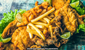 RESTAURANTE BOIÃO: prato de frutos do mar com camarão, lula, isca de peixe, bolinho de siri e acompanhamentos na Ponta da Barra em Laguna - SC