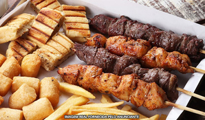 BRAZZÃO CONTAINER FOOD PARK: tábua de espetinhos de carne, frango, pão de alho e acompanhamentos
