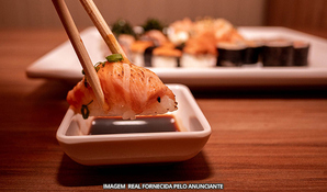 COZINHA ORIENTAL HANAMI: combo mix da casa com 20 peças de sushis em anexo ao Shopping Della Giustina