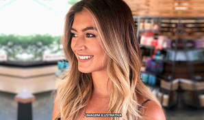 DINA CABELEIREIRA: escova simples com corte no centro de Criciúma