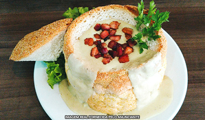 CAFÉ E RESTOBAR BISTROT 360º: sopa no pão com sabor tradicional, especial ou premium no centro de Gramado - RS
