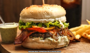 CLAUB'S LANCHES: hambúrguer grelhado na churrasqueira com batata frita