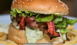 CLAUB'S LANCHES: hambúrguer de costela grelhado na churrasqueira com batata frita