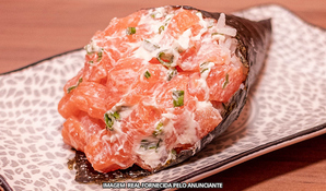COZINHA ORIENTAL HANAMI: temaki de salmão com 2 joy em anexo ao Shopping Della Giustina