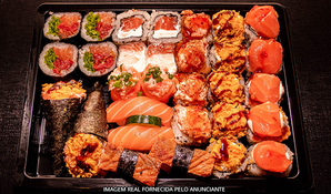 SUSHI BAR OSAKA: combinado de sushi com 30 peças (futomaki de salmão, folha de arroz, filadélfia, joy de salmão, niguiri de salmão e skin, mini temaki, entre outros)