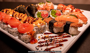 SUSHI BAR OSAKA: combinado de sushi com 30 peças (futomaki de salmão, folha de arroz, filadélfia, joy de salmão, niguiri de salmão e skin, mini temaki, entre outros)