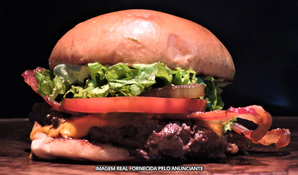 BLACK SHEEP REAL BURGERS: hambúrguer smash da casa com batatas fritas