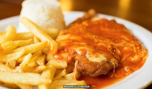 KAIRÓS CAFÉ E RESTAURANTE: frango à parmegiana, maminha ao molho de cerveja com penne ao molho 4 queijos ou salmão grelhado com risoto de camarão
