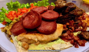 CLAUB'S LANCHES: xis salada com carne artesanal de costela mais refrigerante OU xis da casa com carne artesanal de costela
