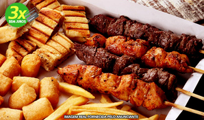 BRAZZÃO CONTAINER FOOD PARK: tábua de espetinhos de carne, frango, pão de alho e acompanhamentos