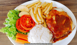 BISTROT 360º CAFÉ E RESTOBAR: frango, bife bovino ou filé à parmegiana com acompanhamentos